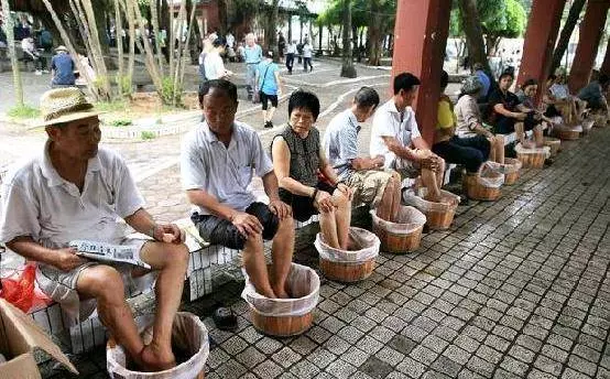 每晚洗腳時放一包,半個月體內濕毒全無,肚子平了,腰也細了!
