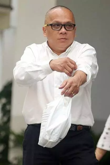 【新加坡】 偽造國大假文憑 騙38公司, 小學畢業當經理 月入2.7萬 !