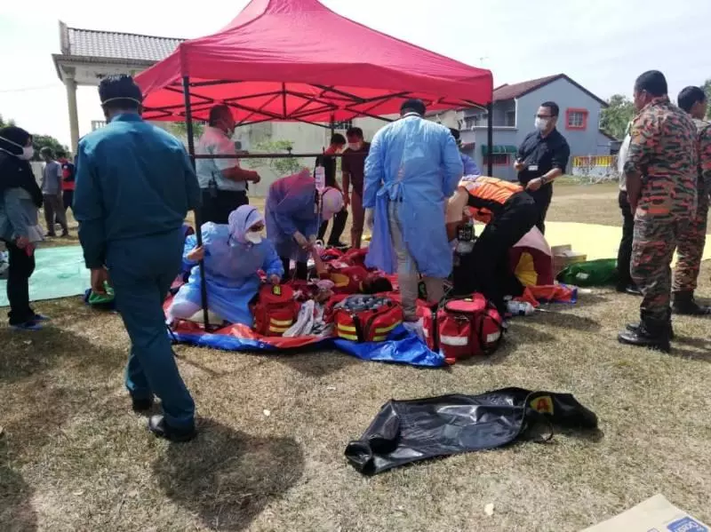勁爆新聞~甲烷毒氣外泄! 學生暈倒嘔吐 緊急疏散1400人