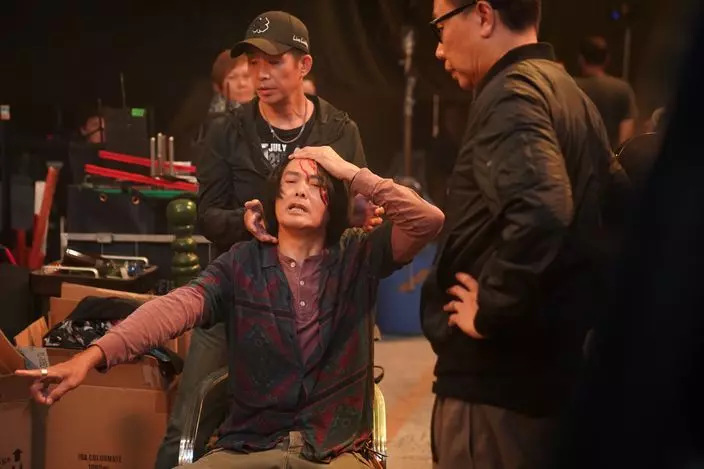 【片場驚爆見紅!!】周潤發63歲拍戲博曬老命, 被打到頭破血流還繼續拍到導演說停!網友: 敬業到~