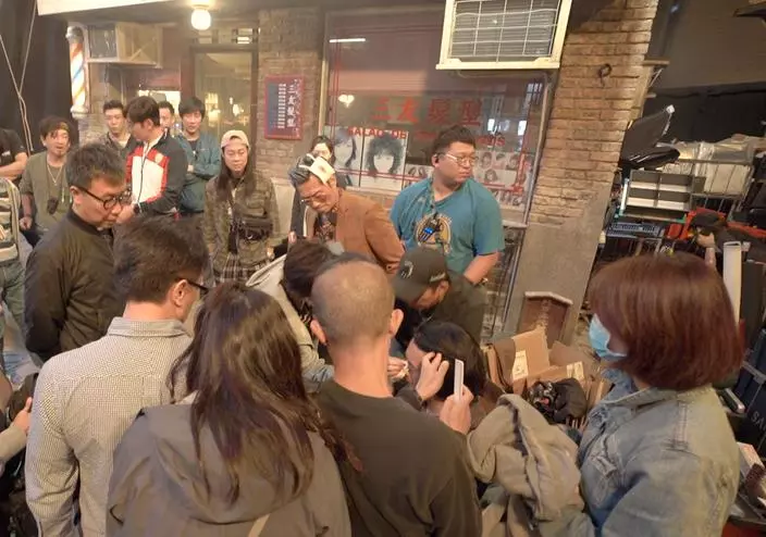 【片場驚爆見紅!!】周潤發63歲拍戲博曬老命, 被打到頭破血流還繼續拍到導演說停!網友: 敬業到~