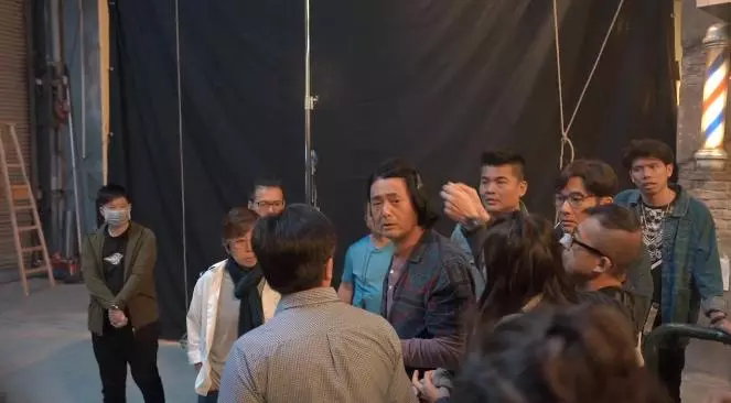 【片場驚爆見紅!!】周潤發63歲拍戲博曬老命, 被打到頭破血流還繼續拍到導演說停!網友: 敬業到~