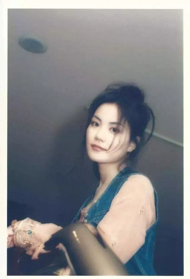 王菲與張柏芝人氣差距太大,一個出門無人理會,另一個場面太龐大!