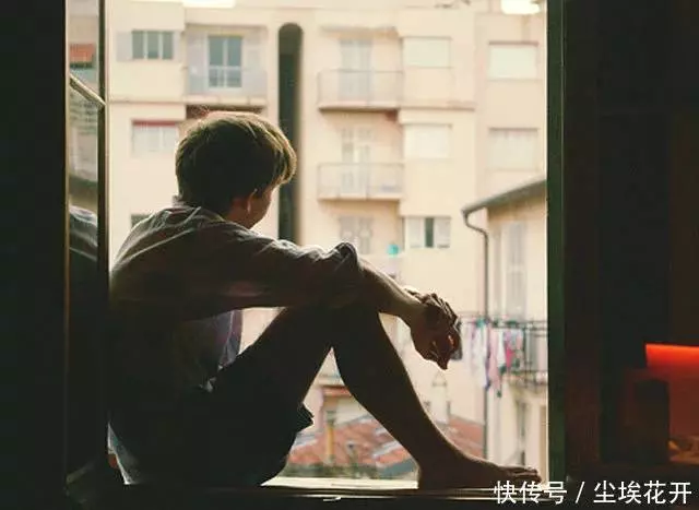 新婚夜老婆死活不讓碰,半夜忍不住抱了下她我嚇的驚慌失措滾下床