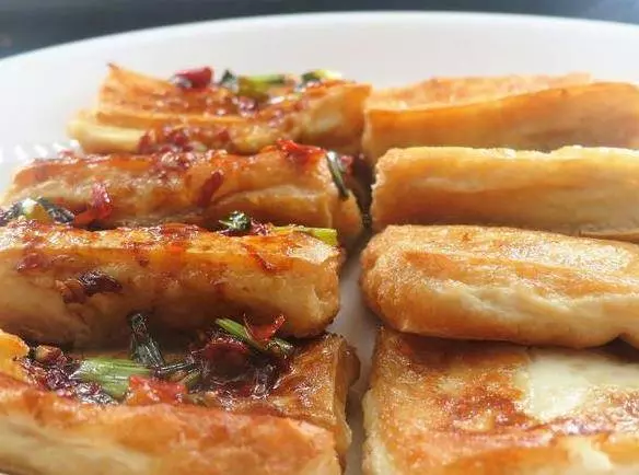 煎豆腐時,切記不可直接下油鍋。多加這1步,豆腐不碎不粘鍋,更好吃了