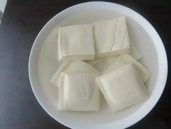 煎豆腐時,切記不可直接下油鍋。多加這1步,豆腐不碎不粘鍋,更好吃了