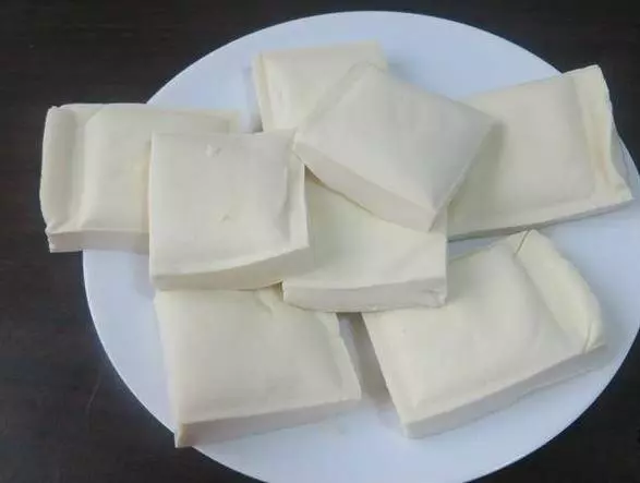 煎豆腐時,切記不可直接下油鍋。多加這1步,豆腐不碎不粘鍋,更好吃了