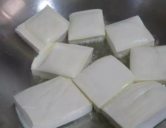 煎豆腐時,切記不可直接下油鍋。多加這1步,豆腐不碎不粘鍋,更好吃了