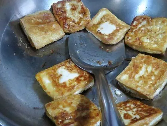 煎豆腐時,切記不可直接下油鍋。多加這1步,豆腐不碎不粘鍋,更好吃了