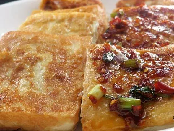 煎豆腐時,切記不可直接下油鍋。多加這1步,豆腐不碎不粘鍋,更好吃了