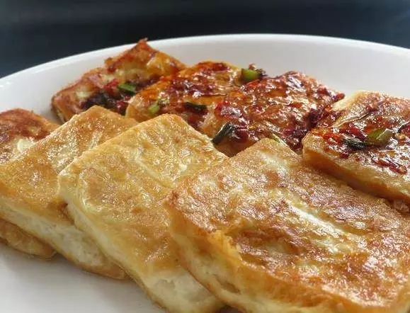 煎豆腐時,切記不可直接下油鍋。多加這1步,豆腐不碎不粘鍋,更好吃了