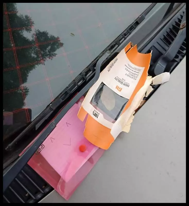 女子發現自己未更新路稅的車上夾著信,打開後眼淚差點落下來