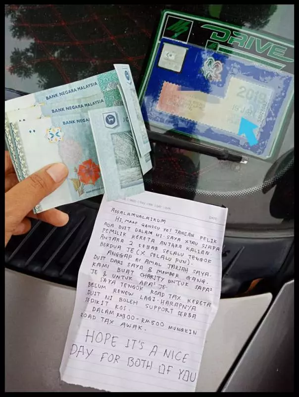 女子發現自己未更新路稅的車上夾著信,打開後眼淚差點落下來