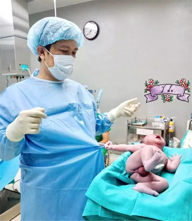 嬰兒一出生嚎哭還「單手緊抓手術袍」 網笑:睡到一半被拉出來,起床氣很重