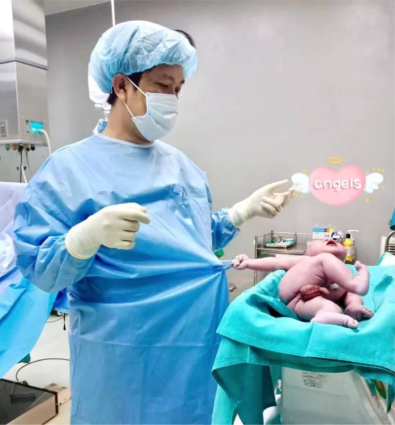 嬰兒一出生嚎哭還「單手緊抓手術袍」 網笑:睡到一半被拉出來,起床氣很重