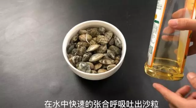 洗花蛤沙子越洗越多!用這2個小方法,花蛤吐沙又快又徹底!
