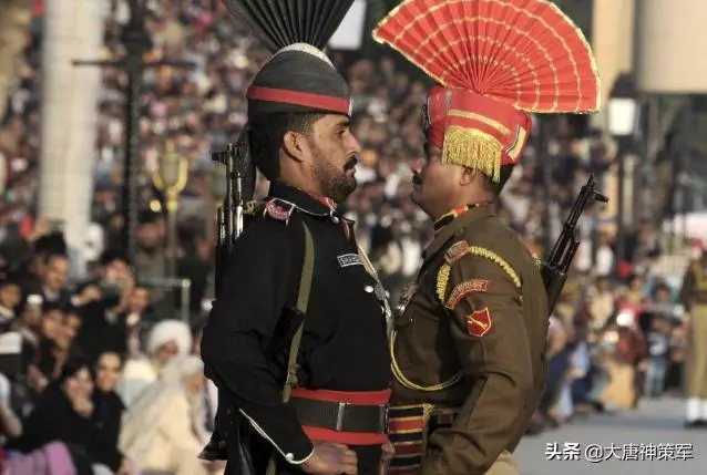 相愛相殺!印巴邊境士兵誰也不服誰,用【斗舞】對決,一比就是60年