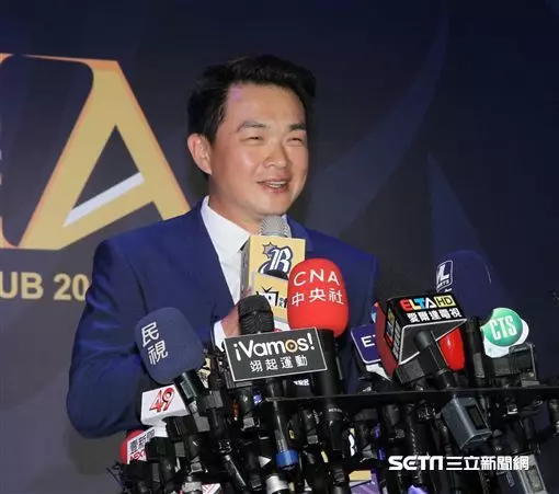 中職/李鍾旭隨NC 與彭政閔打招呼