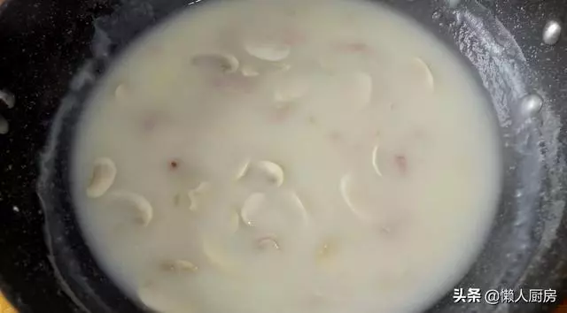 喜歡喝奶油蘑菇湯不用去外面買,試試我的這種做法,既簡單又好吃