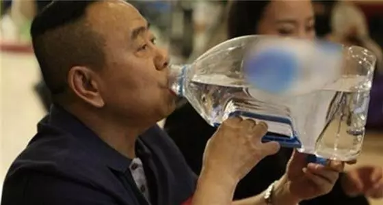不愛喝水易短命?! 專家揭開9個最匪夷所思的短命惡習!一定要分享出去!