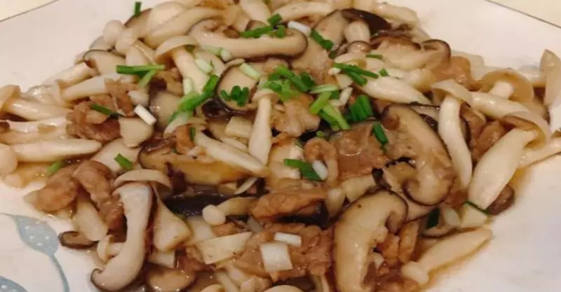 這道菜排毒通便、降壓降血脂,脆嫩鮮滑,清甜可口。這個季節吃正合適,一定要多做給家人吃!