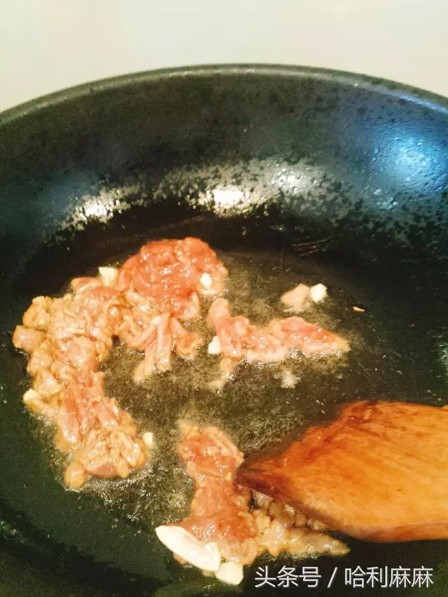 這道菜排毒通便、降壓降血脂,脆嫩鮮滑,清甜可口。這個季節吃正合適,一定要多做給家人吃!