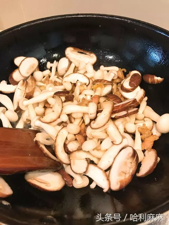 這道菜排毒通便、降壓降血脂,脆嫩鮮滑,清甜可口。這個季節吃正合適,一定要多做給家人吃!