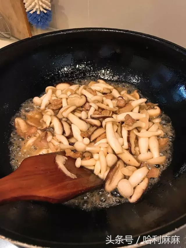 這道菜排毒通便、降壓降血脂,脆嫩鮮滑,清甜可口。這個季節吃正合適,一定要多做給家人吃!