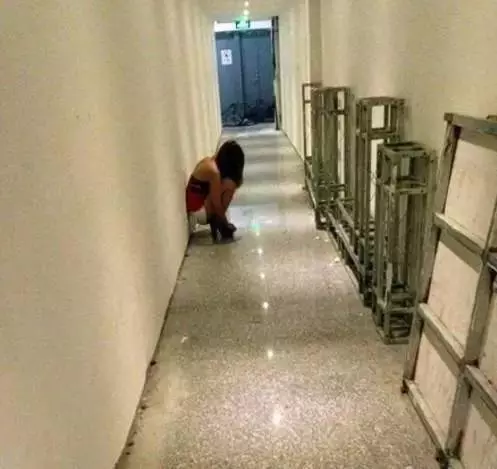 超搞笑的25張內涵圖,據說男生才看得懂。姑娘騎車這麼不小心,把膝蓋都摔破了...