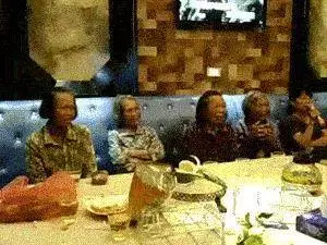 超搞笑的25張內涵圖,據說男生才看得懂。姑娘騎車這麼不小心,把膝蓋都摔破了...