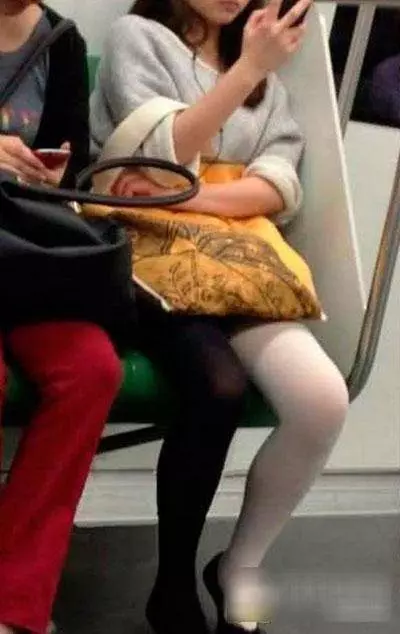 超搞笑的25張內涵圖,據說男生才看得懂。姑娘騎車這麼不小心,把膝蓋都摔破了...