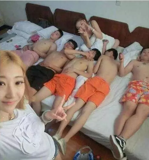 超搞笑的25張內涵圖,據說男生才看得懂。姑娘騎車這麼不小心,把膝蓋都摔破了...