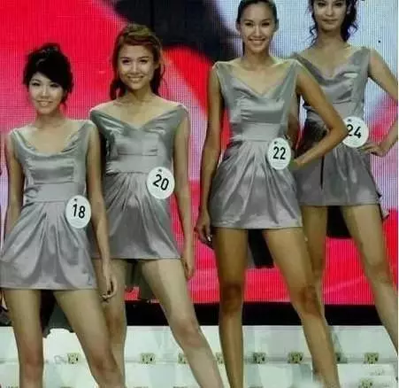 超搞笑的25張內涵圖,據說男生才看得懂。姑娘騎車這麼不小心,把膝蓋都摔破了...