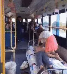 超搞笑的25張內涵圖,據說男生才看得懂。姑娘騎車這麼不小心,把膝蓋都摔破了...