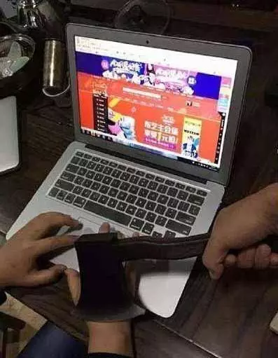 超搞笑的25張內涵圖,據說男生才看得懂。姑娘騎車這麼不小心,把膝蓋都摔破了...