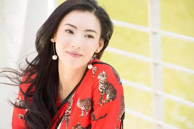 張柏芝微博曬自己照顧小嬰兒照片,小嬰兒長得像張柏芝兩個兒子?