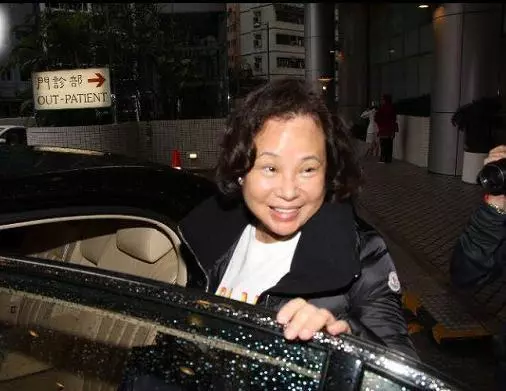 何猷君姐姐疑有孕,四太黑臉拒答,反而三太笑容滿臉回了6個字!