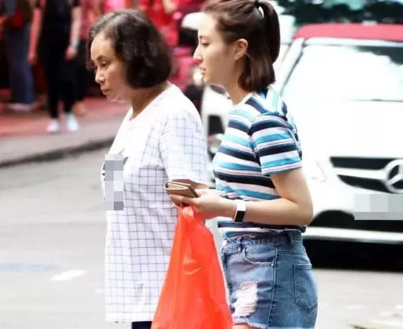 何猷君姐姐疑有孕,四太黑臉拒答,反而三太笑容滿臉回了6個字!