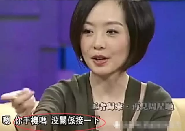 周星馳錄節目手機突然響了,他下意識的動作,讓主持人當場懵逼!