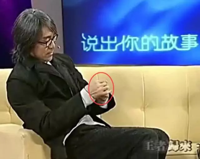 周星馳錄節目手機突然響了,他下意識的動作,讓主持人當場懵逼!
