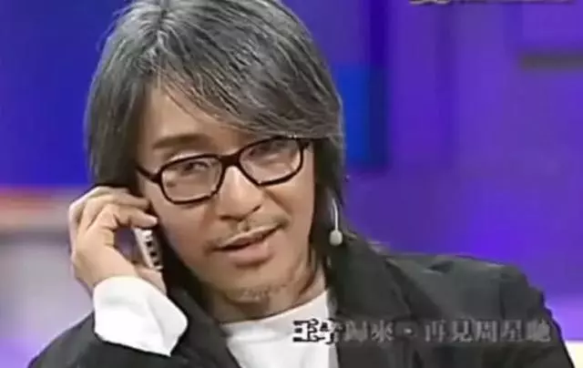 周星馳錄節目手機突然響了,他下意識的動作,讓主持人當場懵逼!