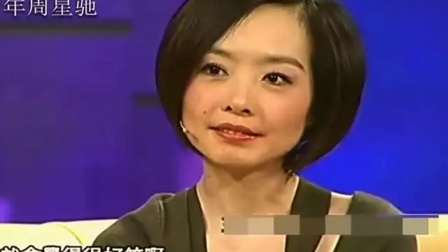 周星馳錄節目手機突然響了,他下意識的動作,讓主持人當場懵逼!
