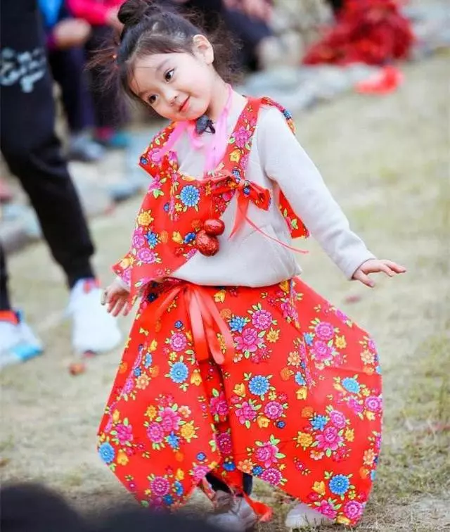4歲出道一炮而紅,6歲就年賺百萬養活一家人,今現狀卻讓人心疼