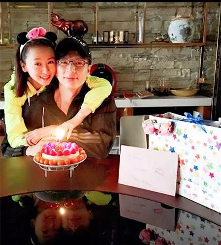 50歲翁虹曬素顏照,看起來只有20歲 !