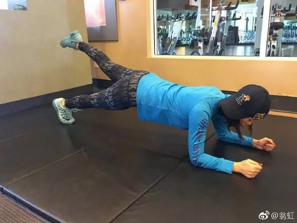 50歲翁虹曬素顏照,看起來只有20歲 !