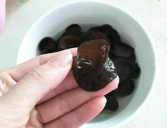 家人愛吃木耳,泡發前加入這2樣東西,幾分鐘泡出的木耳又大又乾凈!