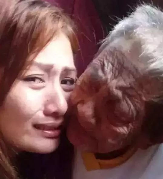 這位姑娘給98歲的老人洗了個澡,傳出的這組照片竟引發了一場全世界的大風暴!