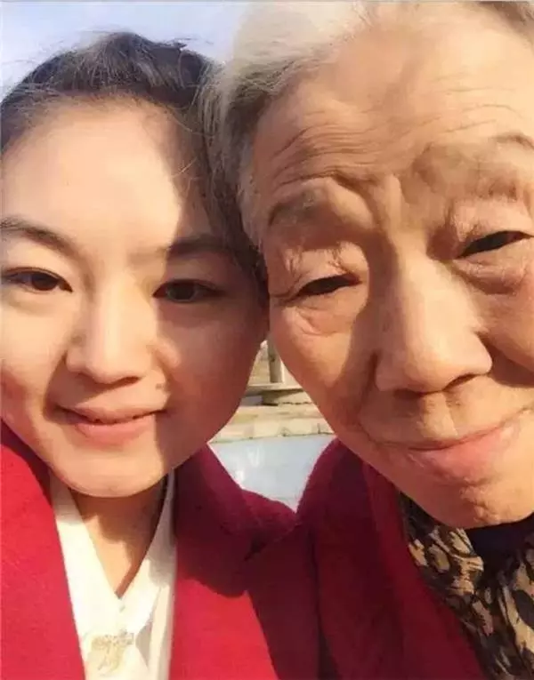 這位姑娘給98歲的老人洗了個澡,傳出的這組照片竟引發了一場全世界的大風暴!