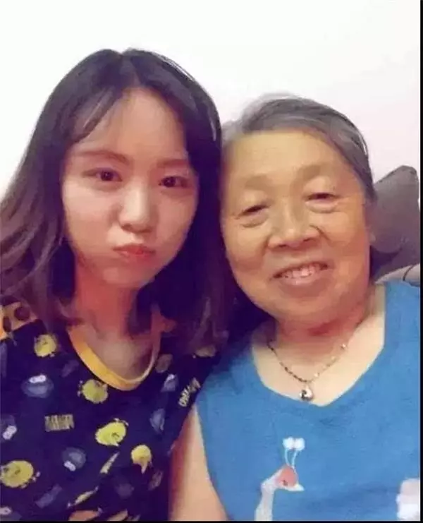 這位姑娘給98歲的老人洗了個澡,傳出的這組照片竟引發了一場全世界的大風暴!