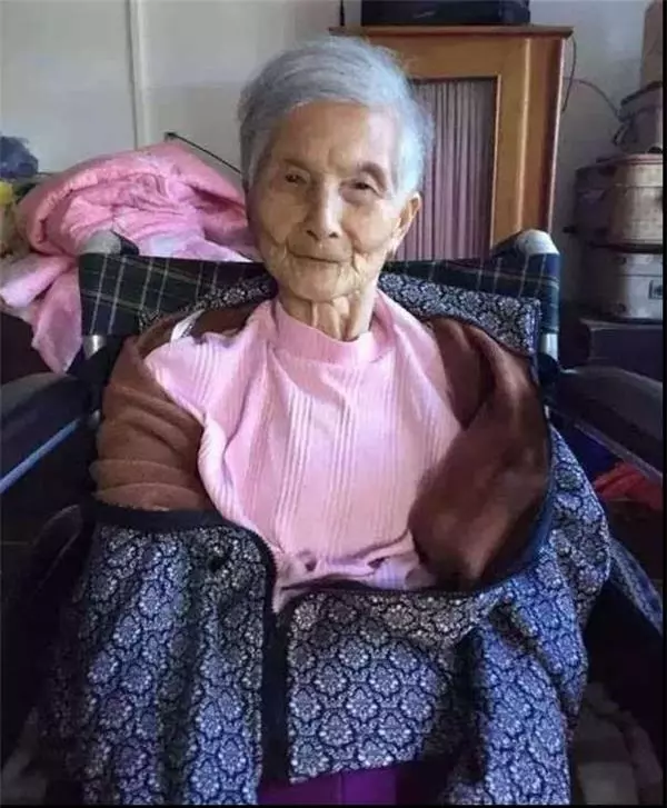 這位姑娘給98歲的老人洗了個澡,傳出的這組照片竟引發了一場全世界的大風暴!